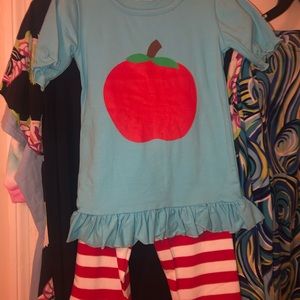 No brand children’s boutique XL (6) Apple set.